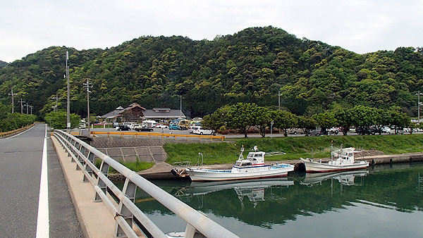 橋の上から見たキャンプ場の様子